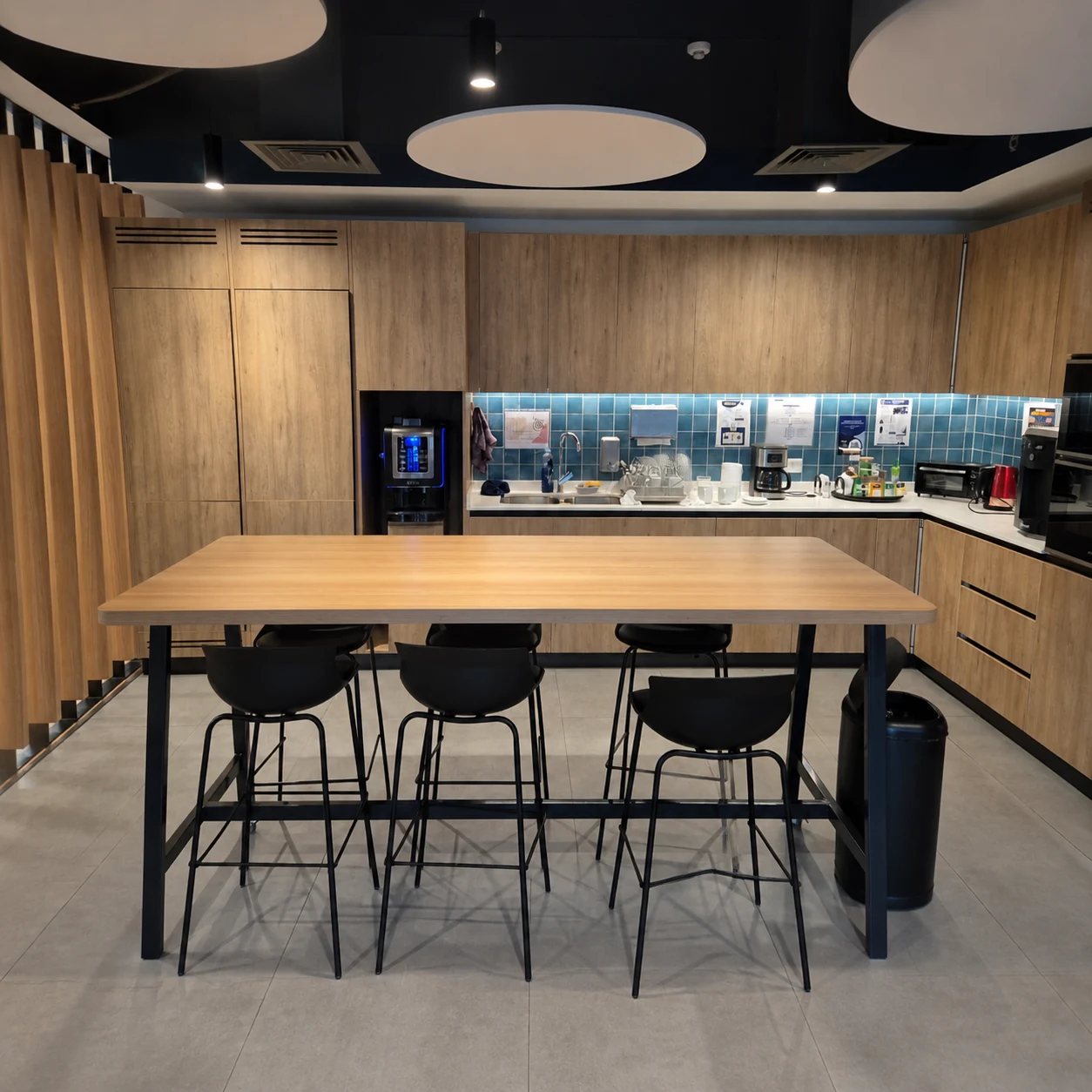 Cocina de una empresa eléctrica con máquina de café instalada